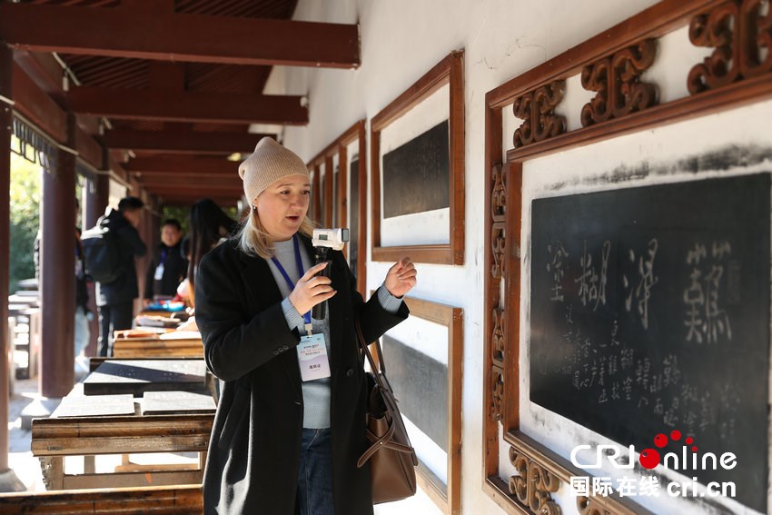 【2025打卡中國】外國網紅“創作魂”燃了!集體“入坑”中國書法拓印