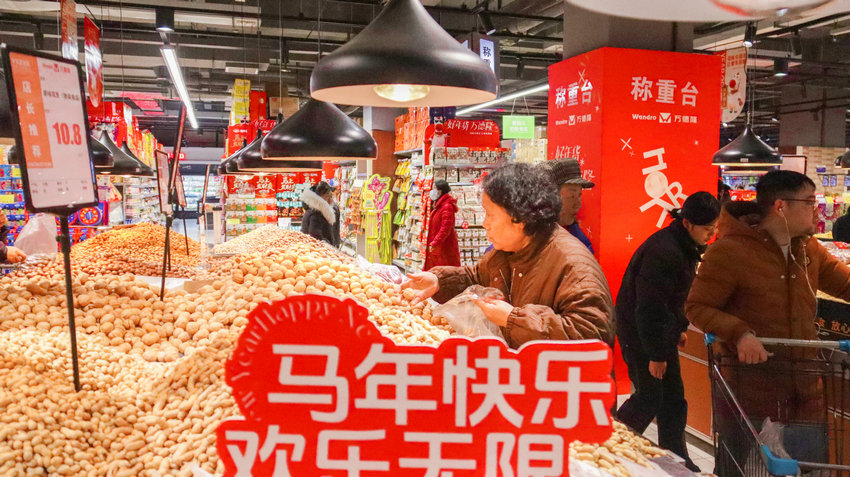 南陽市臥龍區：買年貨 迎新春_fororder_市民選購乾果.JPG