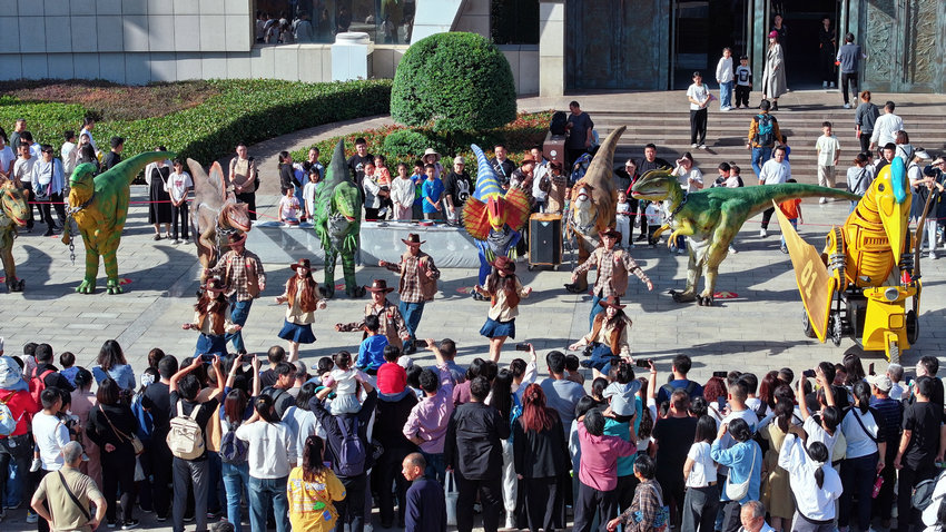 河南三山聯動互免門票 區域旅遊升溫_fororder_恐龍巡遊 供圖 西峽恐龍遺跡園