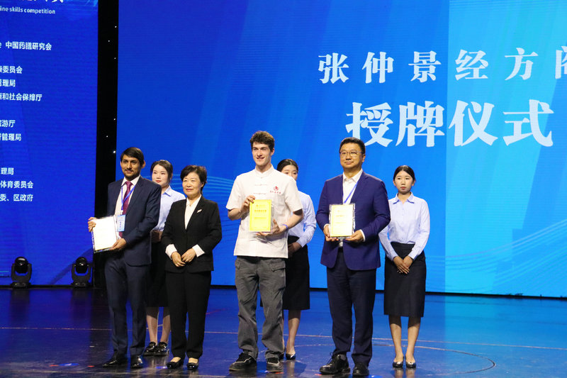河南南陽：弘揚仲景文化 打響仲景品牌_fororder_張仲景經方閣授牌儀式.JPG