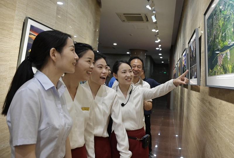 新縣舉辦《“兩個更好”進行時》慶豐收迎國慶攝影展_fororder_觀看攝影展2（焦漢平 攝）