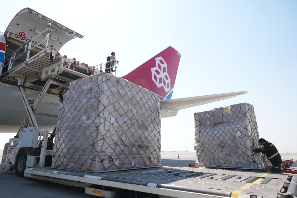 “空中絲路”擴容增效 樞紐建設提級進位！鄭州機場年貨郵吞吐量飛躍100萬噸