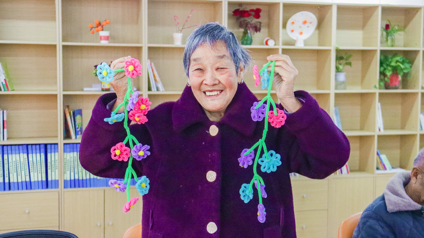 南陽市西峽縣：家門口養老 托起幸福晚年_fororder_老人展示製作好的益智手工作品.JPG
