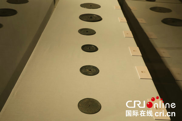 【青春華章·豫你同行】鄭州大學：考古發現厚植文化自信 思政“金課”培育時代新人_fororder_不同時期的銅鏡 攝影 張雨晴.JPG