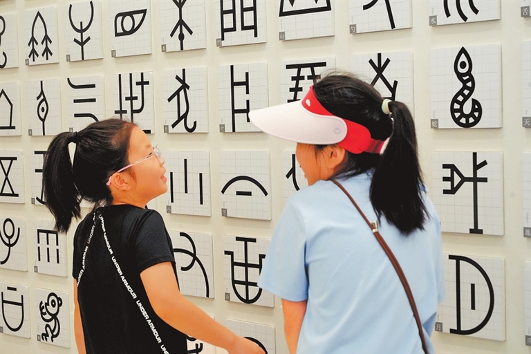 “了不起的甲骨文”香港展持續火熱 來了大批“小觀眾”