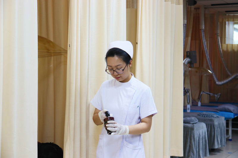 河南南陽：個性化拔罐護健康_fororder_護士點燃溫通罐中的艾柱.JPG
