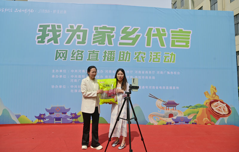 南陽市社旗縣：直播架金橋 特産雲端俏_fororder_網絡達人在直播間裏推介社旗粉條 攝影 張峰