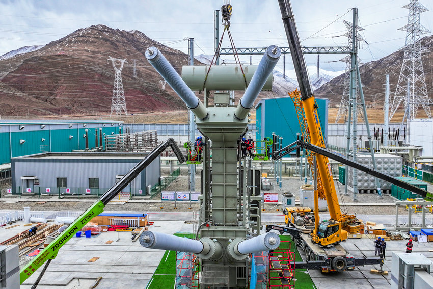 電力天路再升級 拉薩換流站擴建工程全面竣工_fororder_安裝換流變壓器