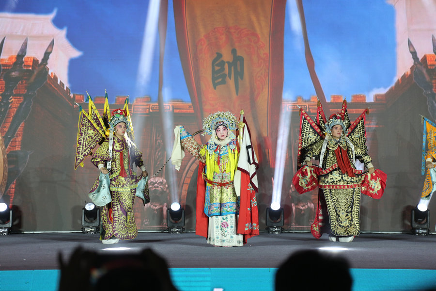 三門峽市陜州區：“村晚”火熱上演 引爆非遺盛宴_fororder_豫劇經典《穆桂英挂帥選段》出征 攝影 姚書勤.JPG