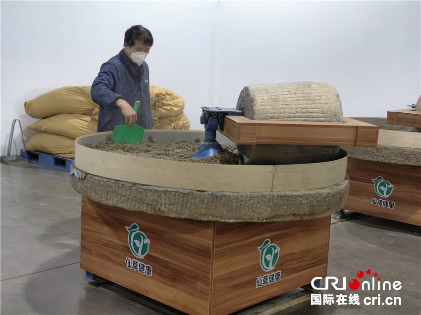 藥草香裏探産業 外國青年、網絡達人“艾”上南陽_fororder_微信圖片_20251113215739_60_55