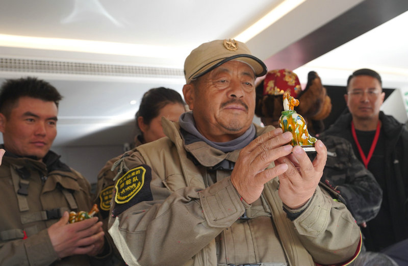 共續絲路情緣 東天山駱駝隊參訪鄭州大象陶瓷博物館_fororder_東天山駱駝隊隊長蔣曉亮觀賞文創“馬不慌”