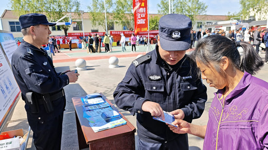 三門峽市澠池縣新時代文明實踐活動持續走深走實_fororder_民警向群眾開展反電詐宣傳 攝影 王超
