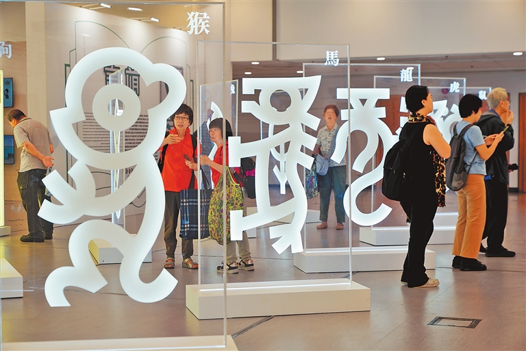 “了不起的甲骨文”香港展持續火熱 來了大批“小觀眾”