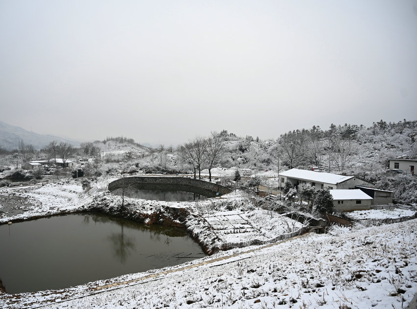 信陽市新縣:雪落紅城 美如水墨畫卷_fororder_被雪覆蓋的小村子(焦漢平 攝)