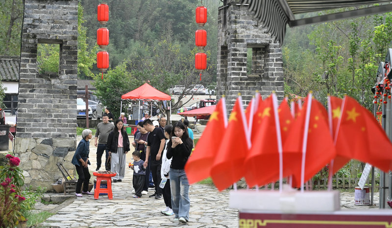 旅遊綜合收入近7億元 信陽市新縣國慶中秋假期文旅“成績單”亮眼_fororder_農産品吸引了遊客的目光(焦漢平 攝)