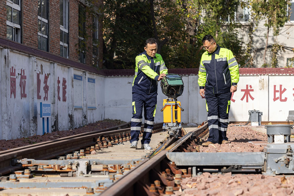 【中國夢·大國工匠篇】徐鵬：24年躬耕毫釐間 當好鋼軌“把脈問診”人