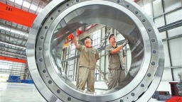 “超級關節”再突破 全球最大輾環機全系列軸承在洛陽下線