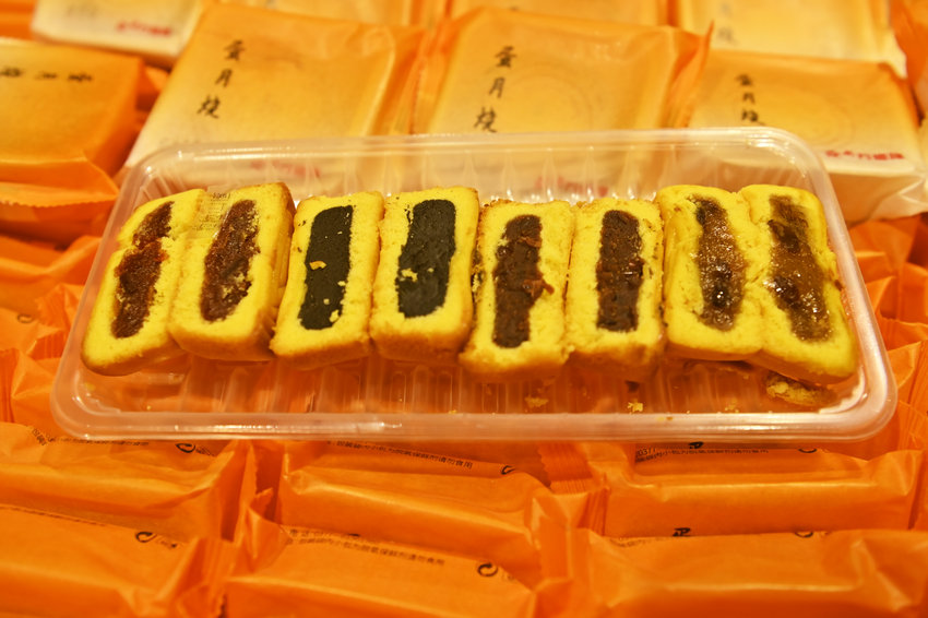 南陽市臥龍區：國慶中秋節日氛圍濃_fororder_不同餡料的月餅 攝影 張峰