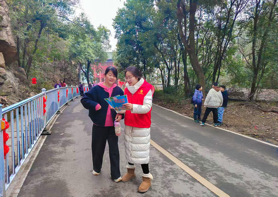 南陽西峽白羽街道：志願紅點亮景區 文明風浸潤旅途_fororder_志願者向遊客講解文明旅遊知識 攝影 史靜雅