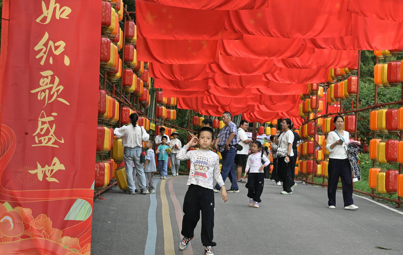 旅遊綜合收入近7億元 信陽市新縣國慶中秋假期文旅“成績單”亮眼_fororder_大別山露營公園遊人如織(焦漢平 攝)