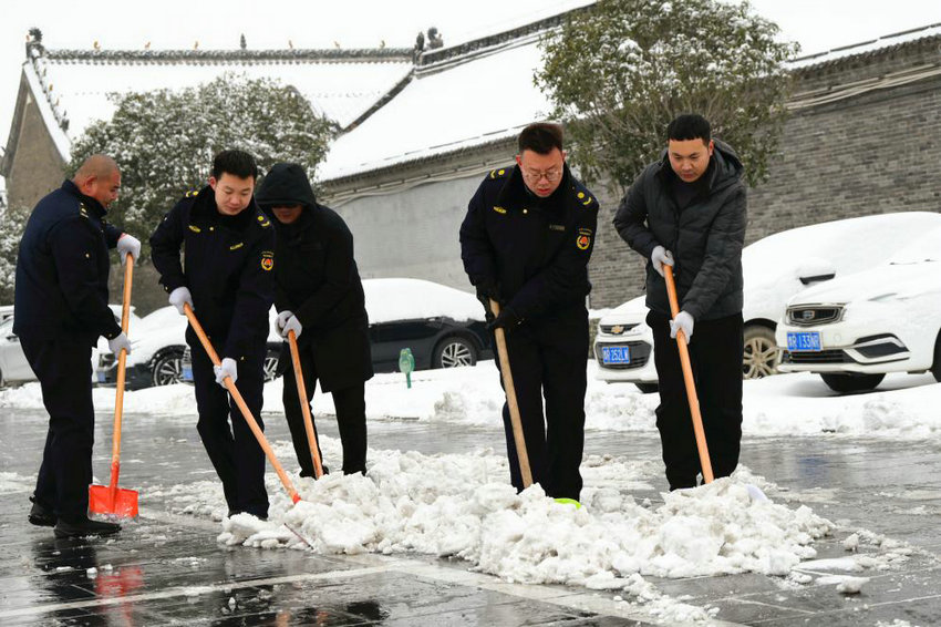 南陽市社旗縣：除冰掃雪保安全_fororder_人工除雪 攝影 申鴻皓