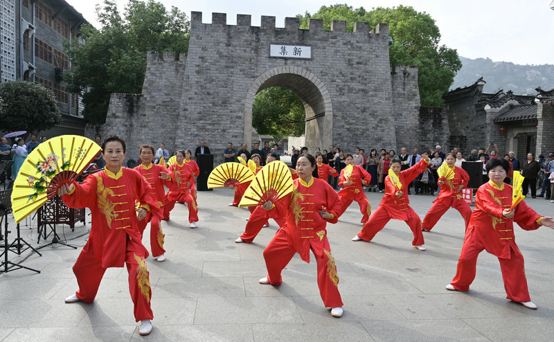 旅遊綜合收入近7億元 信陽市新縣國慶中秋假期文旅“成績單”亮眼_fororder_豐富多彩的文化活動吸引了群眾觀看(焦漢平 攝)