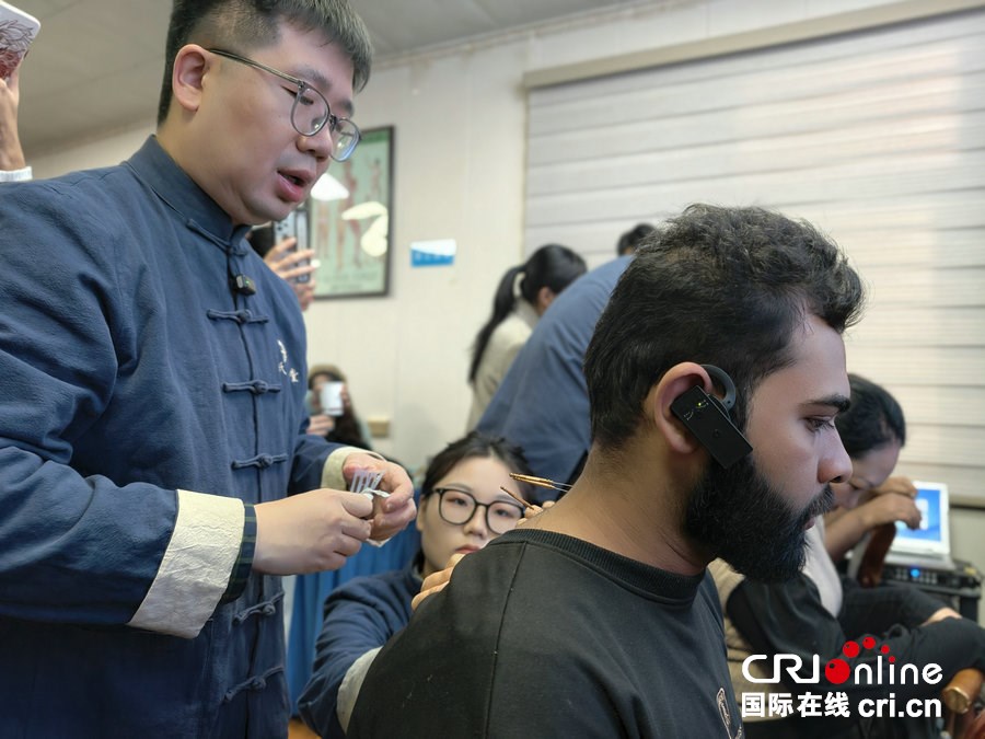 “針”不錯！外國青年、網絡達人揭開中醫針法神秘面紗_fororder_5