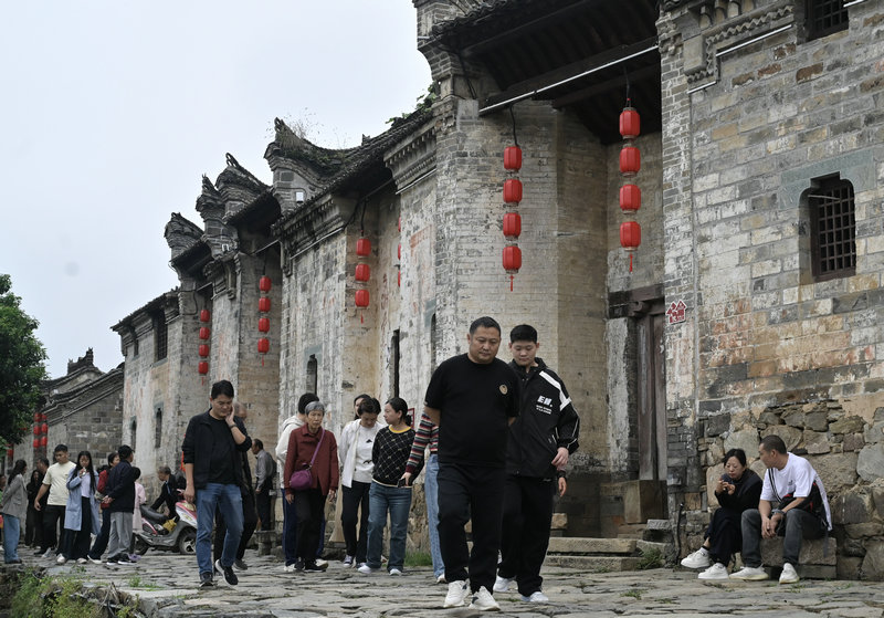 旅遊綜合收入近7億元 信陽市新縣國慶中秋假期文旅“成績單”亮眼_fororder_丁李灣遊客絡繹不絕(焦漢平 攝)