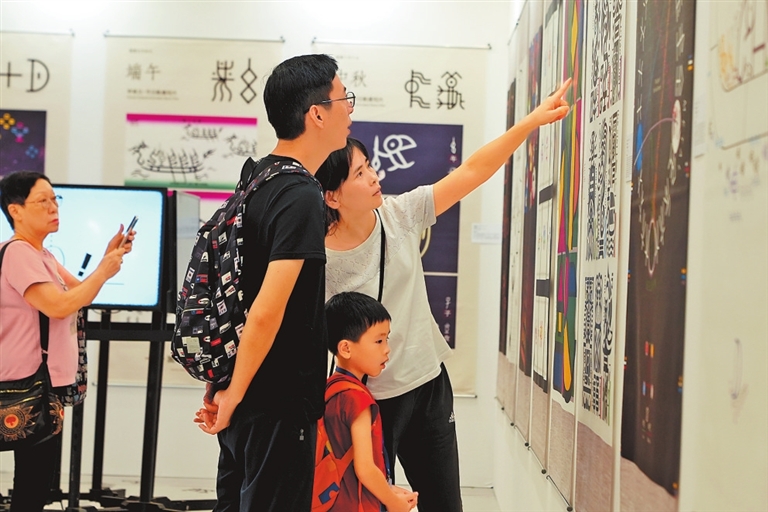 “了不起的甲骨文”香港展持續火熱 來了大批“小觀眾”