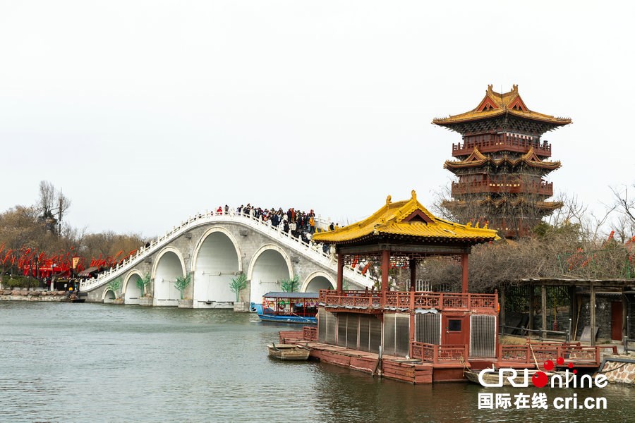 “豫”見中國年|多國駐華使節穿越千年汴京 共賞大宋風華_fororder_宋風宋韻的清明上河園實景