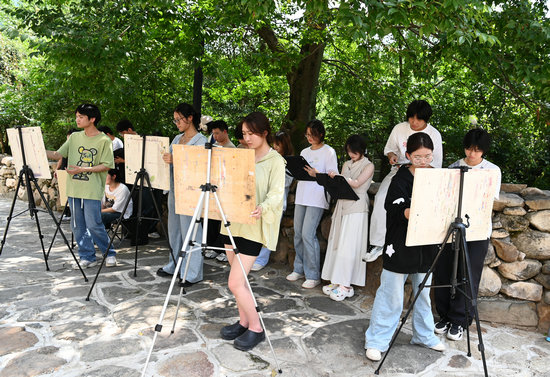信陽市新縣：古村研學熱潮涌動 文旅融合煥新活力_fororder_寫生（焦漢平 攝）