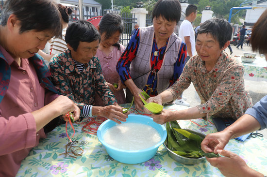 信陽市商城縣：清塘坳裏吹來文明鄉風_fororder_包粽子比賽 洪曉燕 攝.JPG