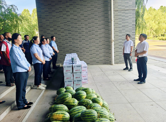 漯河醫專：“夏日送清涼”暖人心 致敬高溫下的堅守者_fororder_圖片1