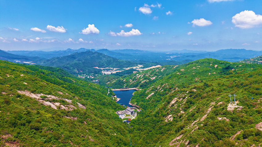 2025南陽市推動文化繁榮興盛暨文旅産業發展大會召開_fororder_遊客在方城縣七峰山景區遊玩 攝影 張峰