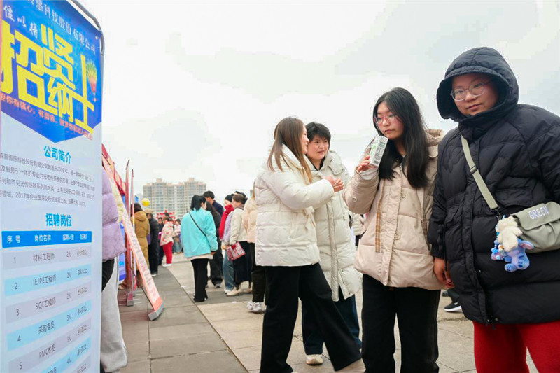 南陽市社旗縣：“春風”送崗 “職”等你來_fororder_求職者挑選崗位 攝影 申鴻皓