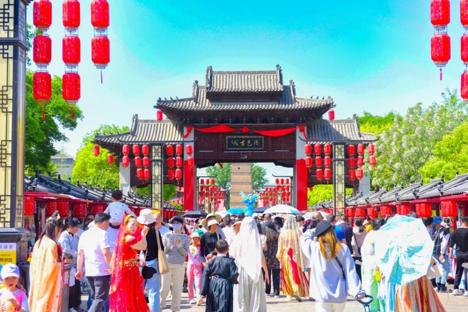 “赴一場漢服之約”爆火 洛邑古城做對了什麼？