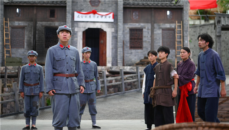 大型紅色實景演出《紅旗不倒大別山》 在新縣首演_fororder_演出現場5（焦漢平 攝）