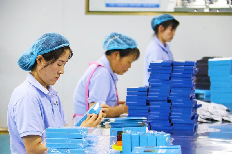 南陽市臥龍區：艾草企業生産忙_fororder_員工加緊包裝産品 攝影 王小軍.JPG