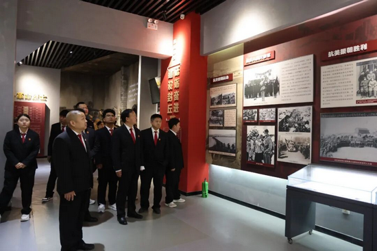 傳承紅色基因 河南省封丘縣人民法院幹警到烈士陵園緬懷革命先烈_fororder_圖片11