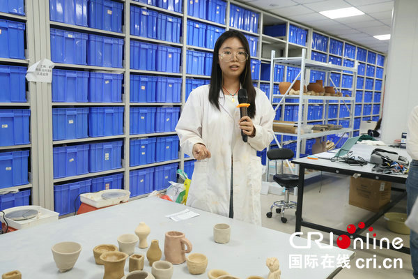 【青春華章·豫你同行】鄭州大學：考古發現厚植文化自信 思政“金課”培育時代新人_fororder_鄭州大學考古與文化遺産學院考古學專業碩士研究生許雯介紹考古要點 攝影 張雨晴.JPG