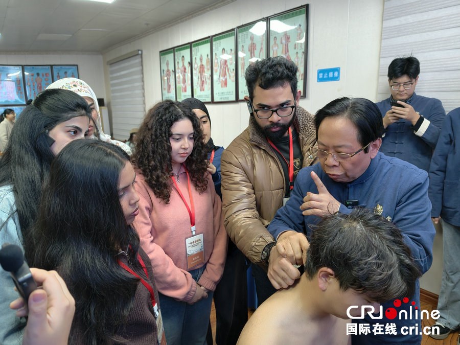 “針”不錯！外國青年、網絡達人揭開中醫針法神秘面紗_fororder_4