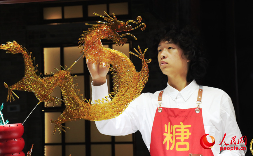 新春走基層丨糖畫裏的中國年：一位“00後”的甜蜜“守藝”_fororder_LOCAL1770101233819FBZWSVHXLB