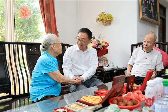 河南省委書記劉寧“七一”前夕走訪慰問老黨員老戰士_fororder_微信圖片_20250701015336_s