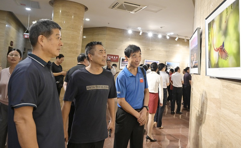 新縣舉辦《“兩個更好”進行時》慶豐收迎國慶攝影展_fororder_觀看攝影展3（焦漢平 攝）