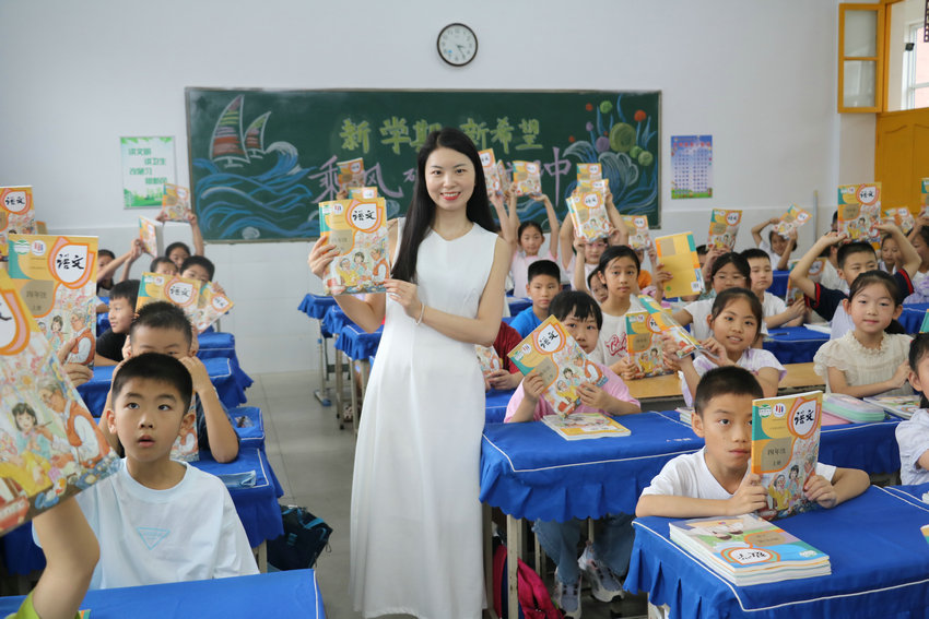 新學期 新氣象 信陽市新縣中小學喜迎2025年秋季開學_fororder_新縣首府實驗學校，師生共赴課堂（新縣教體局供圖）.JPG