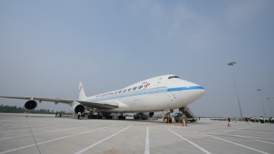 “空中絲路”擴容增效 樞紐建設提級進位！鄭州機場年貨郵吞吐量飛躍100萬噸