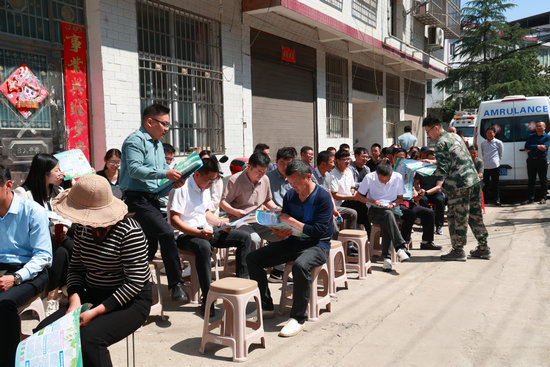 河南省地質災害避險演練在信陽市商城縣舉行_fororder_向群眾宣傳地質災害避險知識