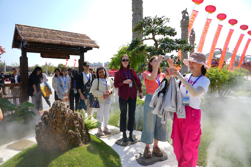 外國青年、網絡達人探花博 沉浸式感受庭院園藝之美_fororder_微信圖片_20250925151802_320_227