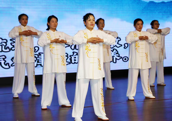 南陽市中醫院召開2025年“5·12”國際護士節表彰大會_fororder_南陽市中醫院護理工作者表演八段錦 攝影 高嵩