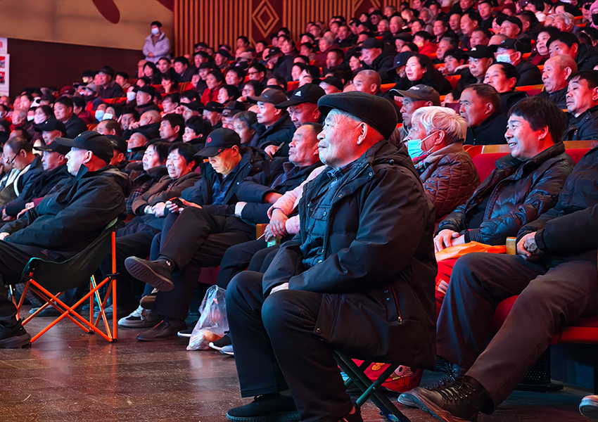 三門峽市澠池縣曲劇團破解發展困局 賦能傳統戲曲新生_fororder_馬騏大劇院內座無虛席，觀眾們看得如癡如醉。 攝影 王保龍